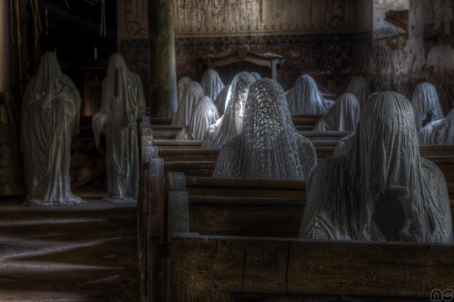 Заброшенная церковь с призраками – арт-инсталляция, от которой мурашки по коже