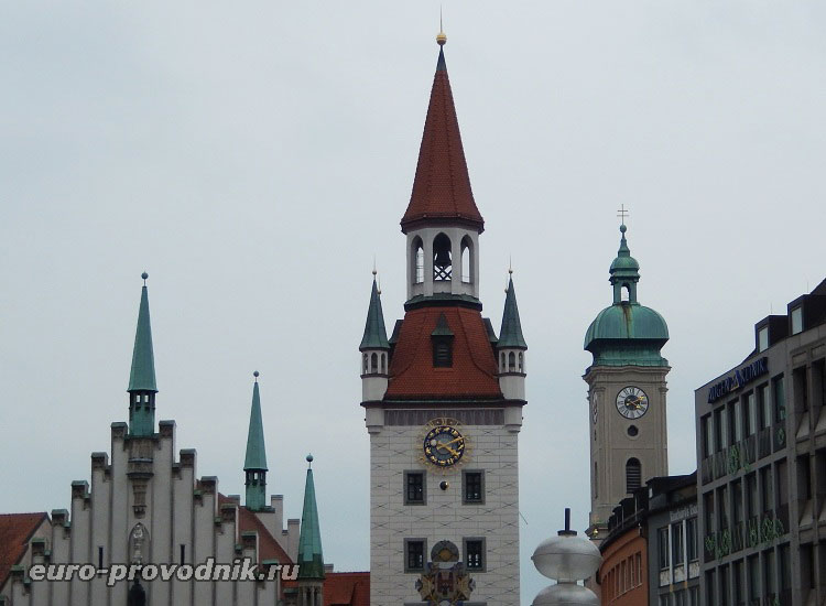 Старая ратуша и башня собора Святого Духа