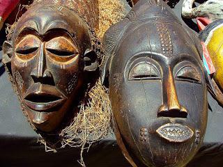 африканская маска из дерева 