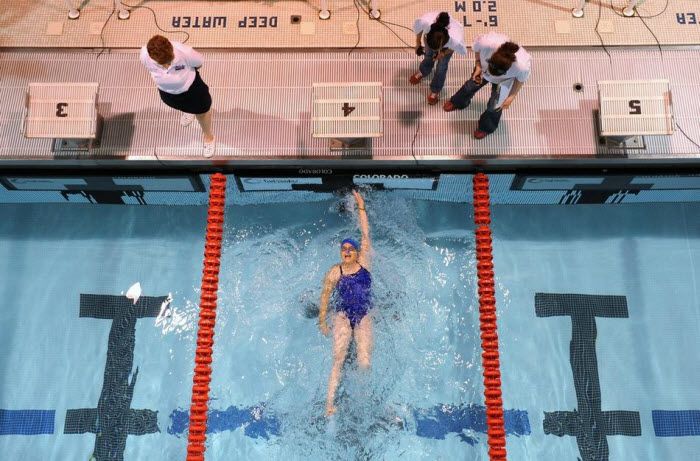 Джинни Голди участвует вженском заплыве на 50 метров.
