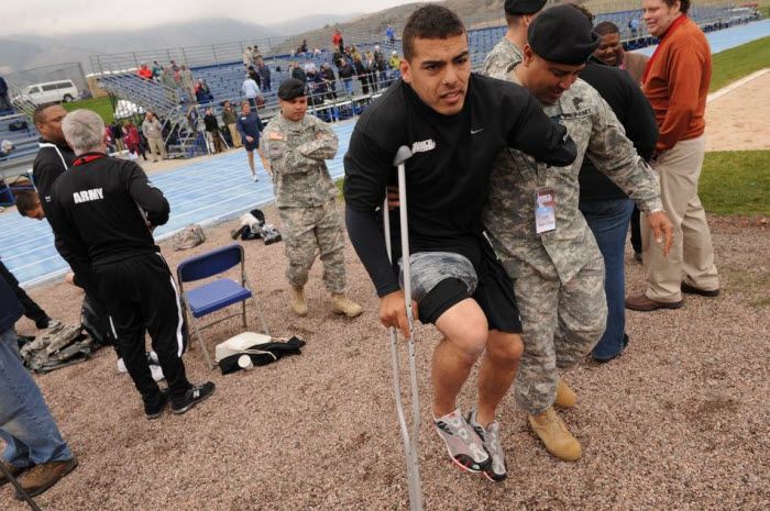 Солдат Райан Тернер покидает стадион после травмы подколенного сухожилия…