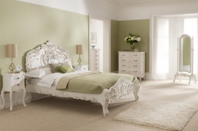 Идеальное оформление французской спальни: белый и оливковый цвет в интерьере, лампы, комоды, и кованная кровать