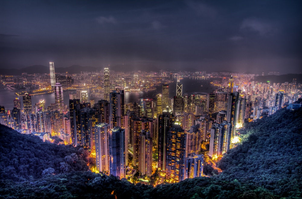 Пик Виктория, расположенный к западу от Гонконга, открывает шикарный и красочный вид на ночной город
