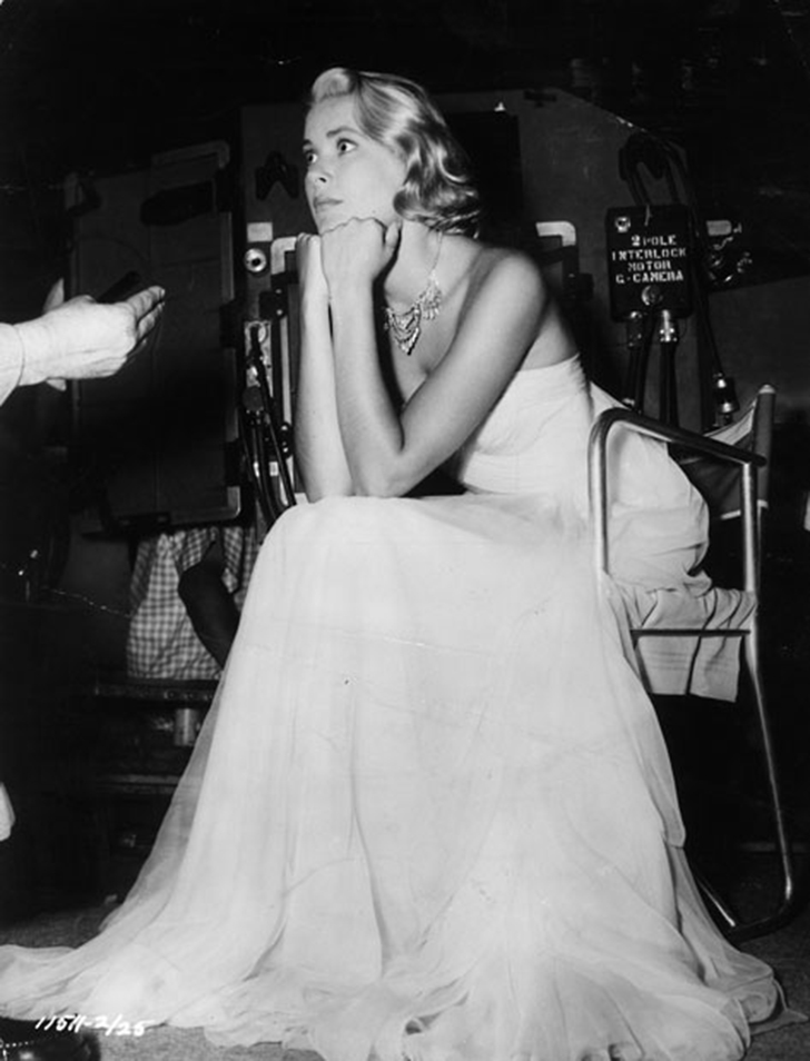 1955 год. Актриса на съемках фильма «Поймать вора». Часть работы проводилась на ривьере, где Келли в