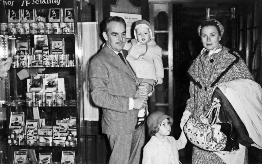 29 октября 1959 года. Княгиня Грейс и князь Ренье с двумя детьми: Каролиной и Альбером. Семья остано
