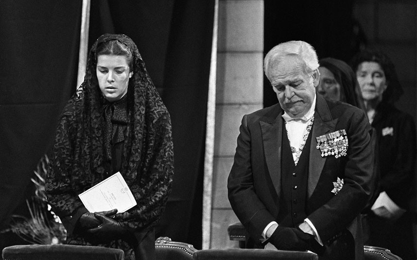 18 сентября 1982 года. Князь Монако Ренье и его старшая дочь на похоронах 10-й княгини Монако Грейс.