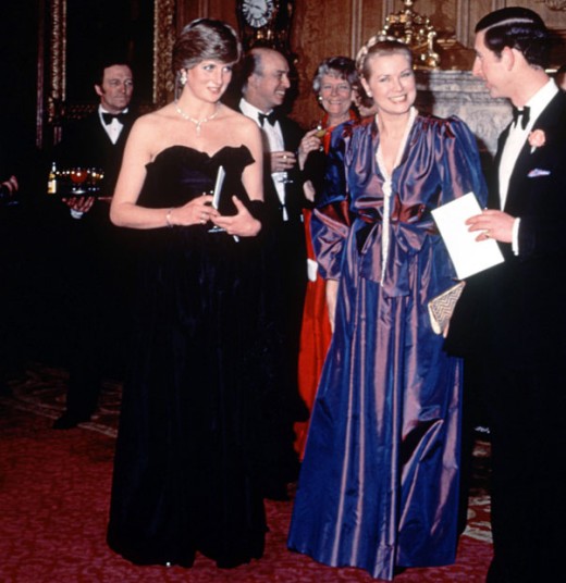 1981 год. Принц Чарльз и принцесса Диана принимают участие в первом совместном приеме в здании Корол