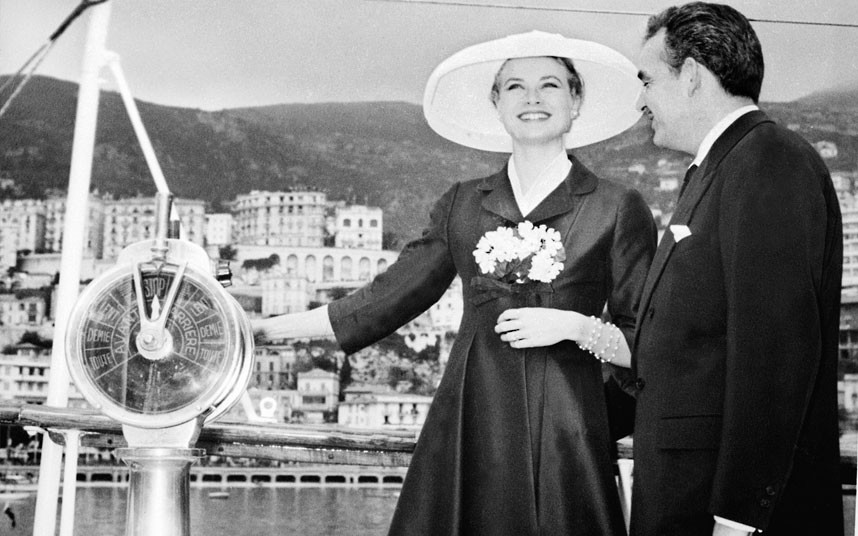 12 апреля 1956 года. Князь Монако Ренье III со своей невестой Грейс Келли на собственной яхте в гава