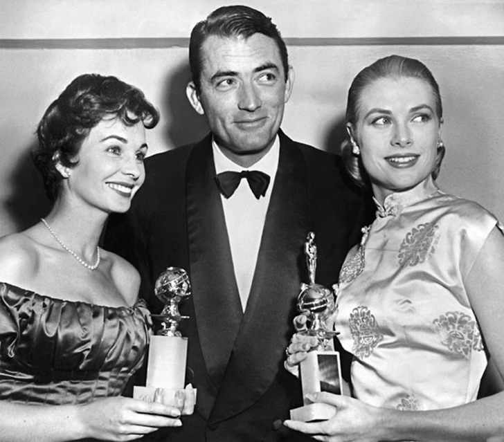 23 февраля 1956 года. Актер Грегори Пек в окружении Грейс Келли и Джин Симмонс. Грейс держит награду