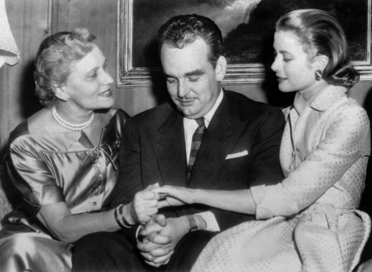 5 января 1956 года. Князь Монако Ренье III со своей невестой Грейс Келли показывают матери Грейс обр