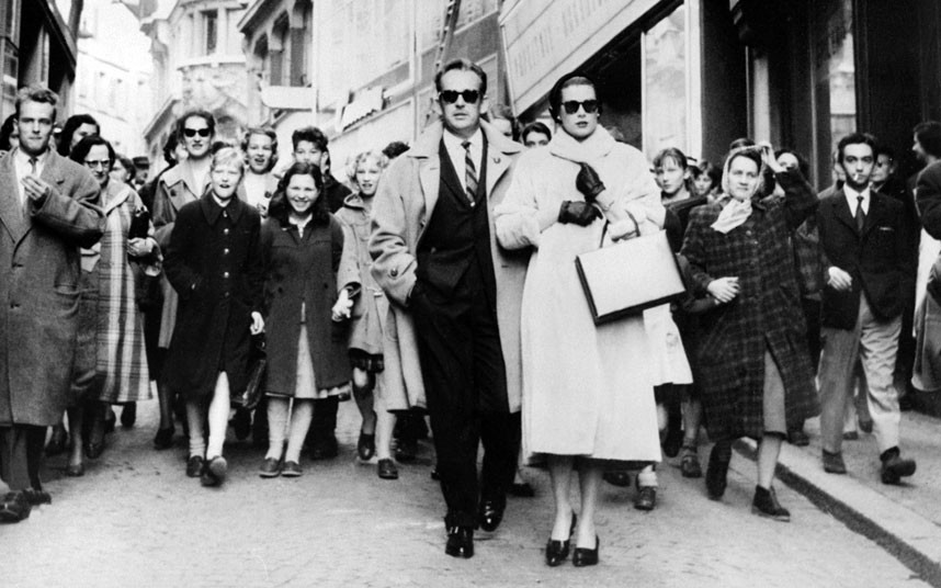 13 марта 1957 года. Князь и княгиня идут по улицам Лозанны. Пара приехала туда вскоре после рождения