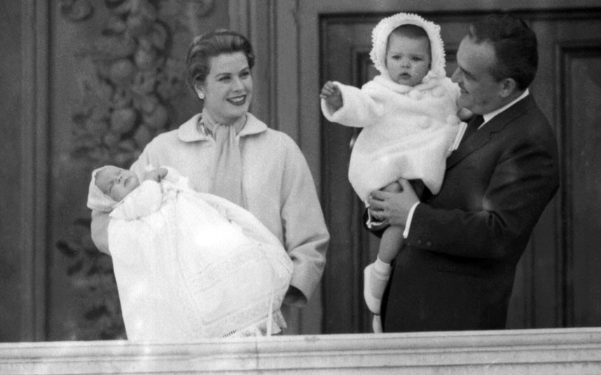 19 апреля 1958 года. Князь Монако Ренье III держит на руках принцессу Каролину. Вместе со своей жено