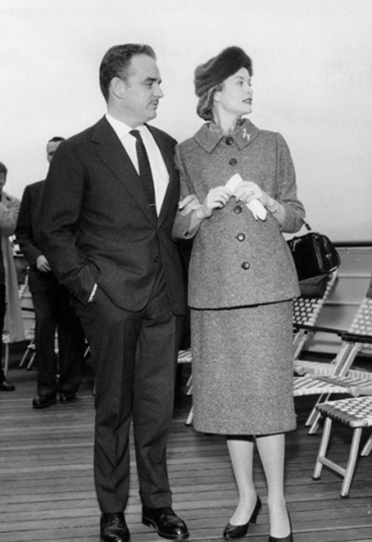 Князь Монако Ренье III и Грейс Келли на церемонии прибытия крейсера «Созвездие» в ноябре 1956 года.