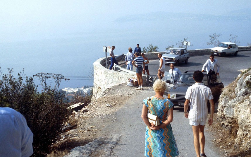 1982 год. Люди собираются вокруг места, где княгиня Монако попала в автомобильную аварию.