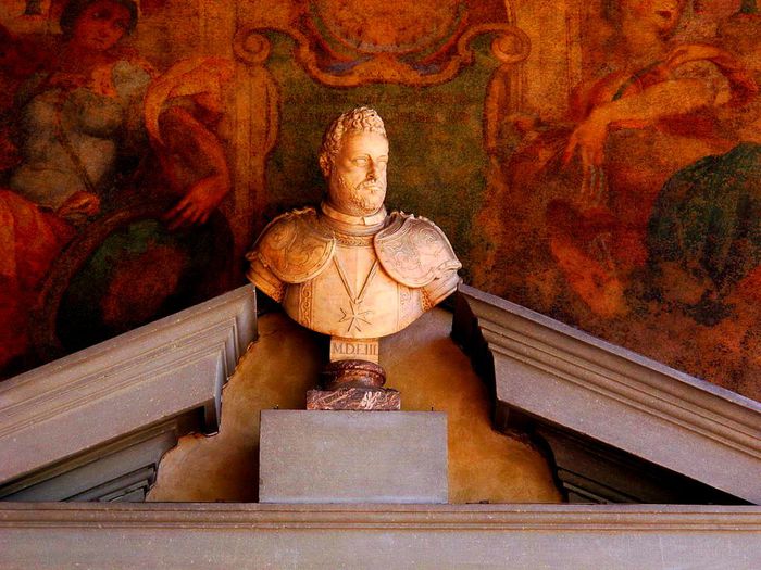 Spedale_innocenti,_busto_di_francesco_I (700x525, 80Kb)