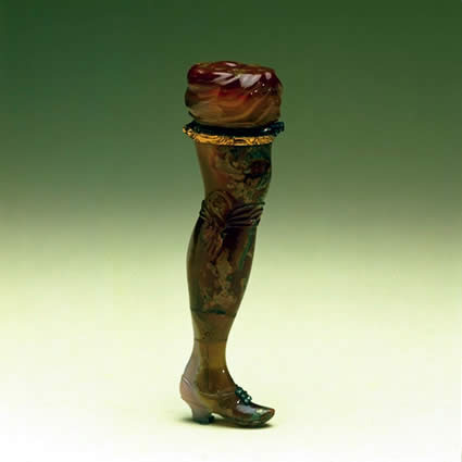 Флакон для духов из сердолика в форме женской ножки. Великобритания, XIX в