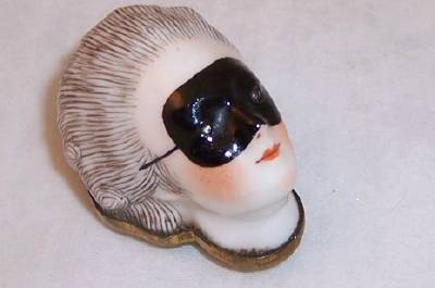 Флакон-бонбоньерка в форме женской головки. Франция, XIX в.