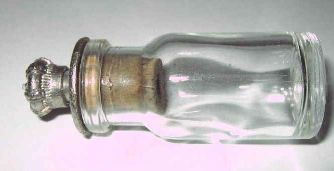 Антикварная бутыль из-под парфюмерии с крышкой в форме короны
