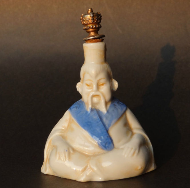 Старинный парфюмерный флакон в форме Будды с крышкой-короной
