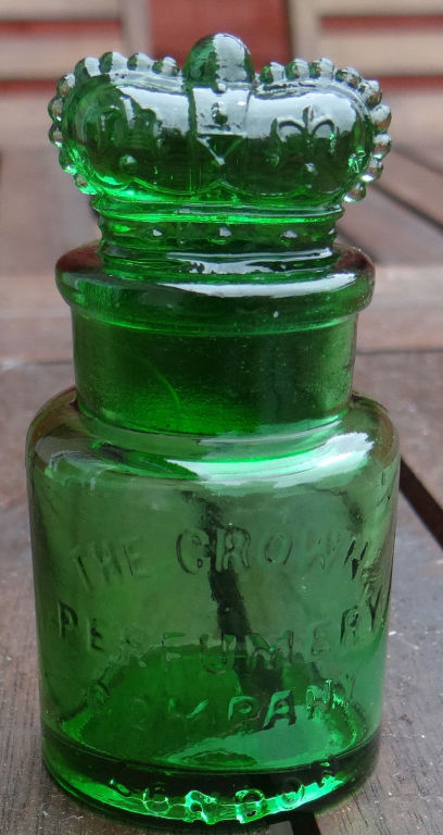 Флакон зеленого стекла с крышечкой-короной от Crown Perfume Company, Великобритания