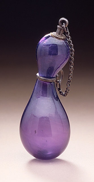 Старинная парфюмерная бутылочка из Японии, XIX в. Лиловое стекло.