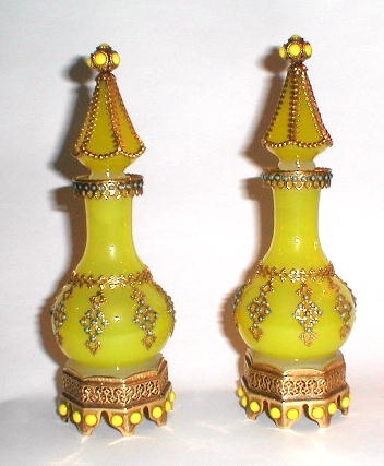 Пара флаконов для духов желтого опалинового (молочного) стекла, Франция, XIX в