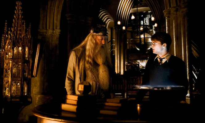 Дамблдор и Гарри, на заднем плане шкаф с флаконами