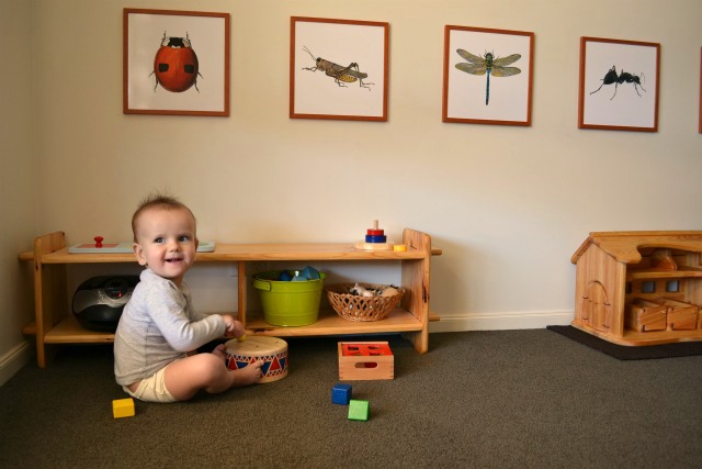 Ребёнок играет в комнате, организованной по принципам Монтессори