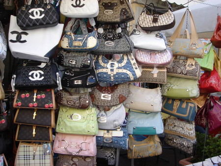 Распродажа "элитных" сумок на городских рынках
