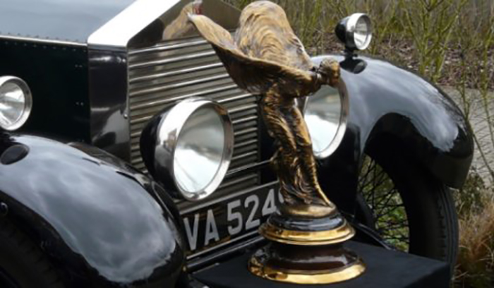 Ретро-статуэтка на капоте автомобиля Роллс-Ройс.