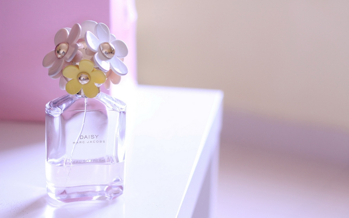 Целлофановая упаковка. Как отличить настоящий парфюм от подделки: 7 главных пунктов. Фото с сайта NewPix.ru