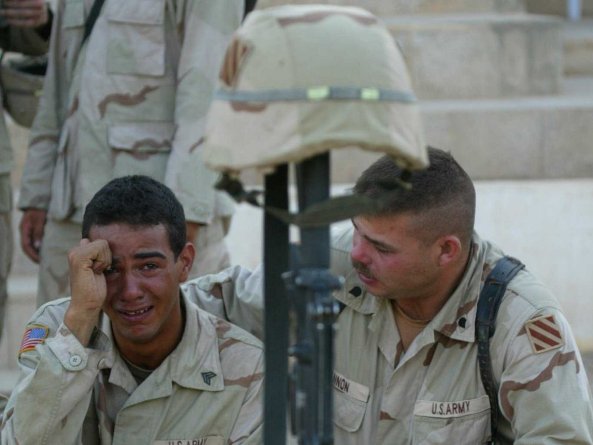 memorial-service-military-army-iraq-fallujah-soldier-crying