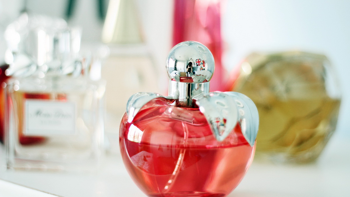 Внешний вид и качество флакона. Как отличить настоящий парфюм от подделки: 7 главных пунктов. Фото с сайта NewPix.ru