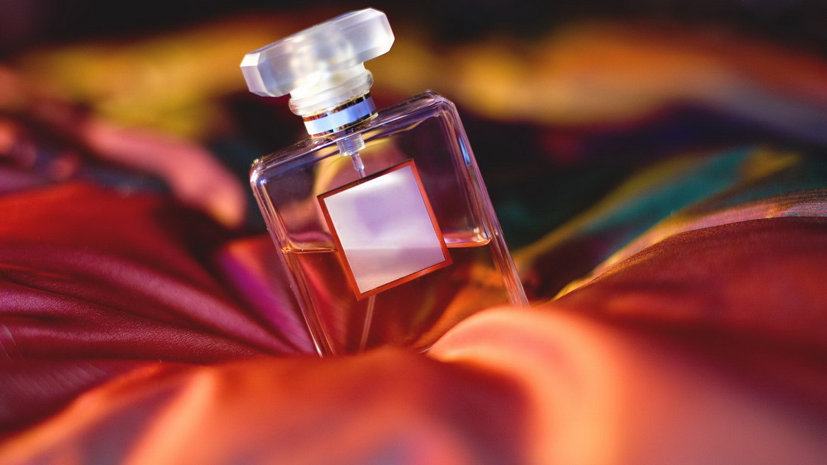 Крышка флакона. Как отличить настоящий парфюм от подделки: 7 главных пунктов. Фото с сайта NewPix.ru