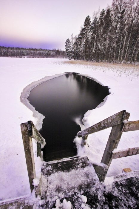 Не каждый смельчак искупается в ледяных водах холодной финляндской зимой.