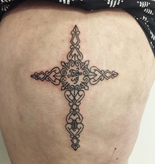 Христианская татуировка в виде узорного креста