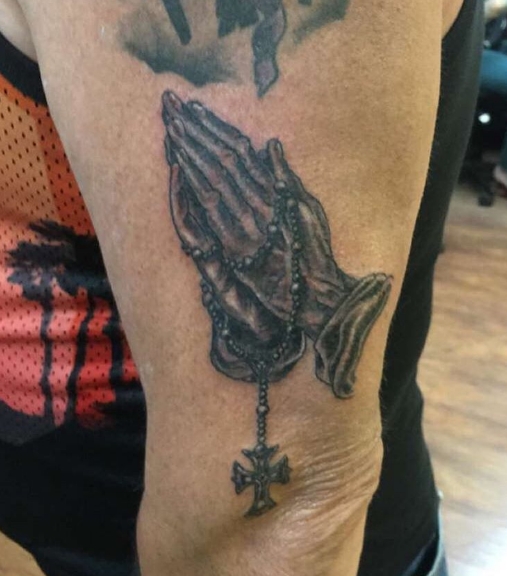Руки молящегося с крестом - христианская татуировка