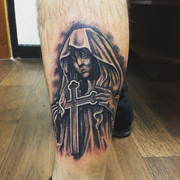Христианская татуировка монашки с крестом в руках