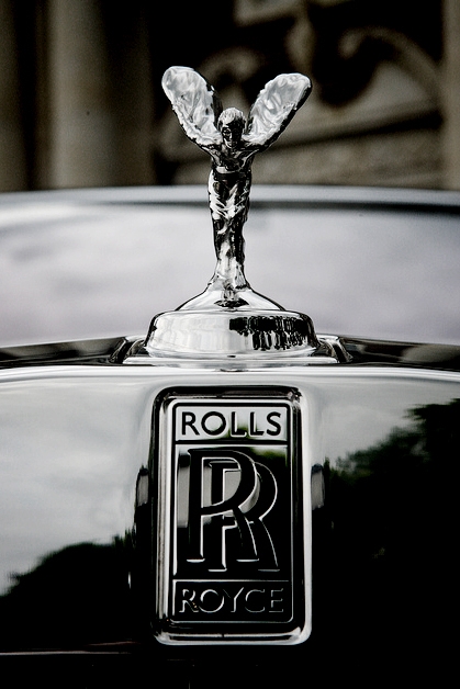 *Дух Экстаза* украшает капот автомобиля Роллс-Ройс с 1911 года.