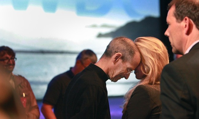 Стив Джобс с супругой Лорен Пауэлл после выступления на конференции Apple World Wide Developers Conference 6 июня 2011 года
