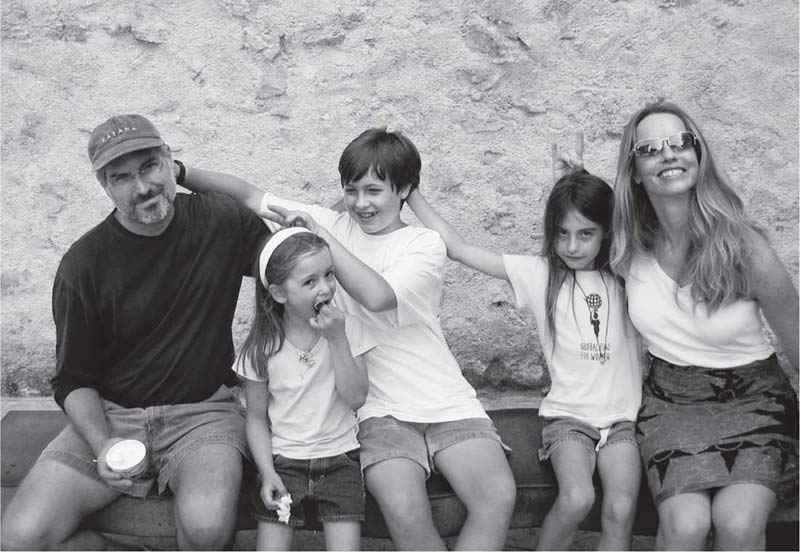 Стив Джобс с женой и детьми.