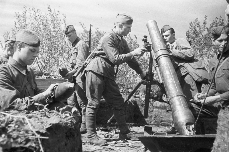 Советские артиллеристы у 120-мм полкового миномета образца 1938 года на позиции на Курской дуге. 1943