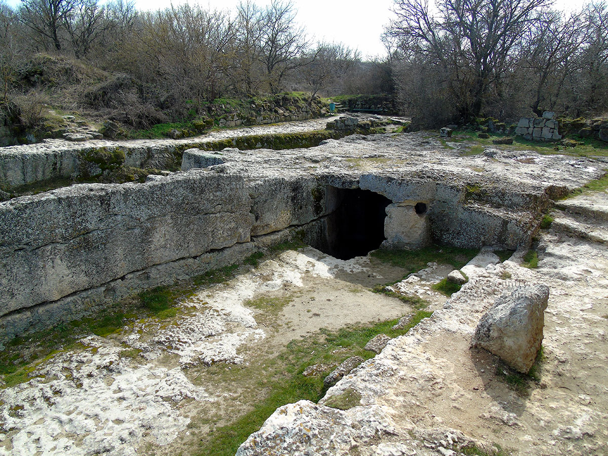 Руины пещерного города Чуфут Кале.