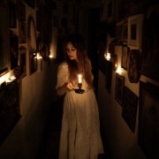Девушка в темном коридоре