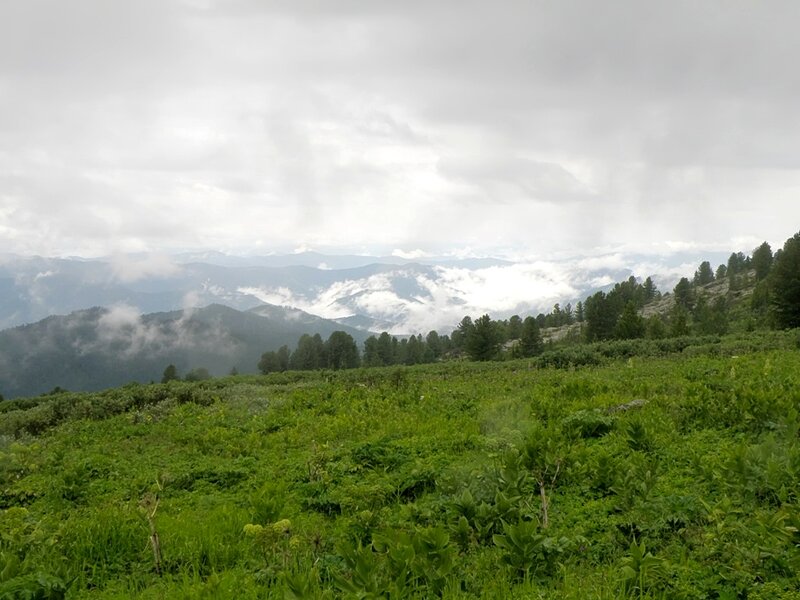 Горная панорама сквозь облака