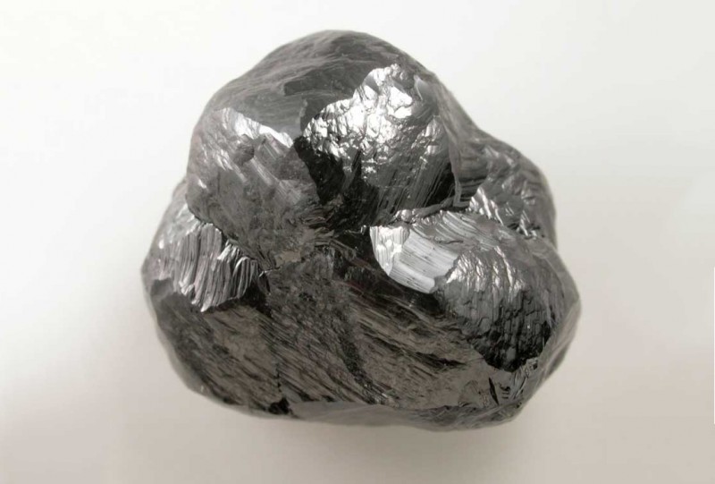 Необработанный черный алмаз весом 24,5 карата